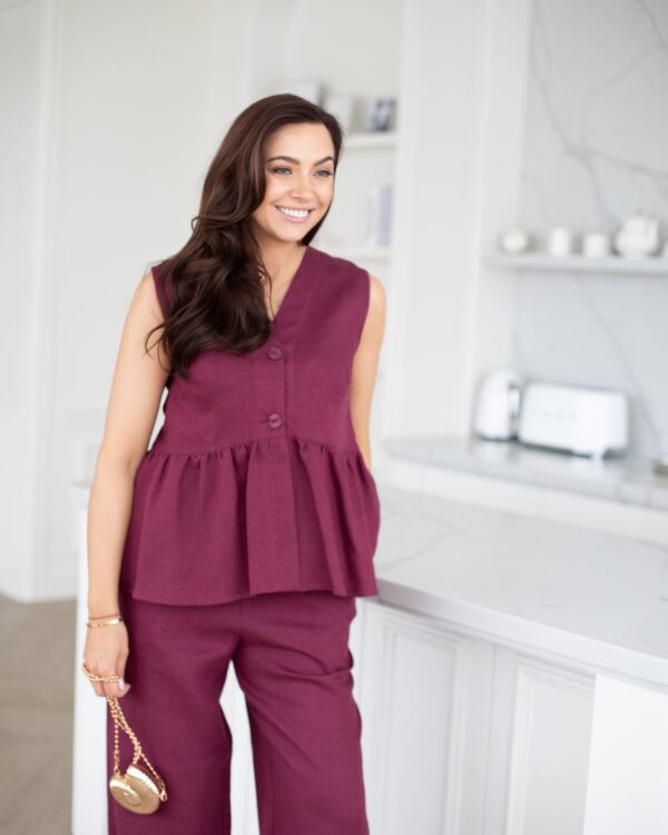 Mergina dėvi bordo lininę peplum palaidinę