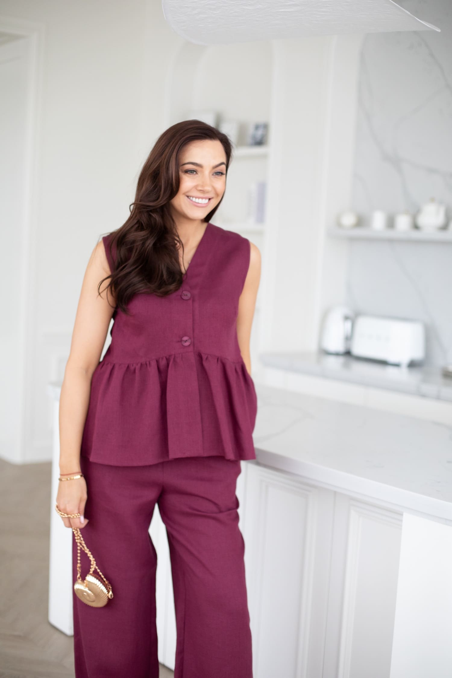Mergina dėvi bordo lininę peplum palaidinę