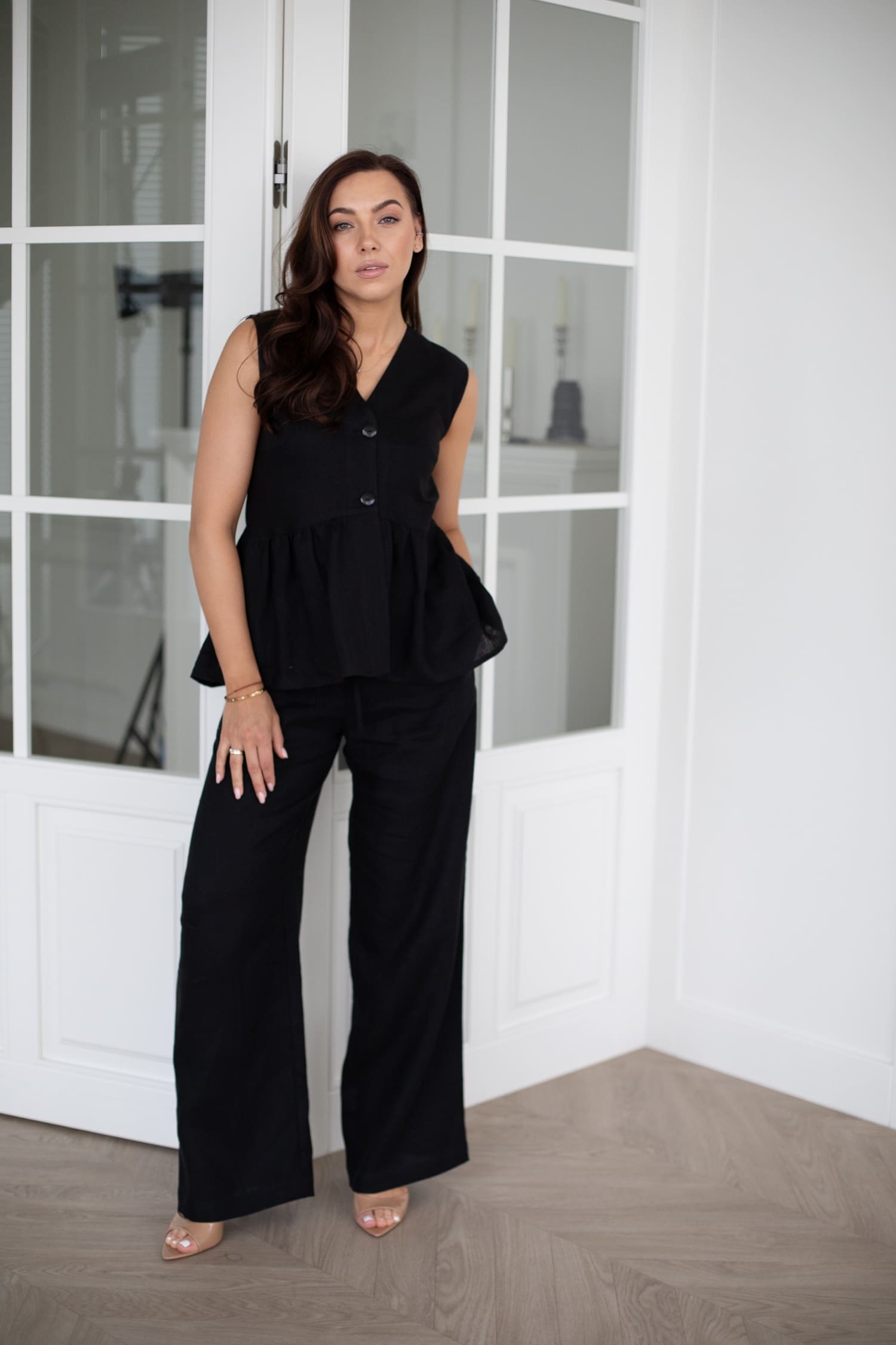 Juoda lininė peplum palaidinė su plačiomis kelnėmis moterims