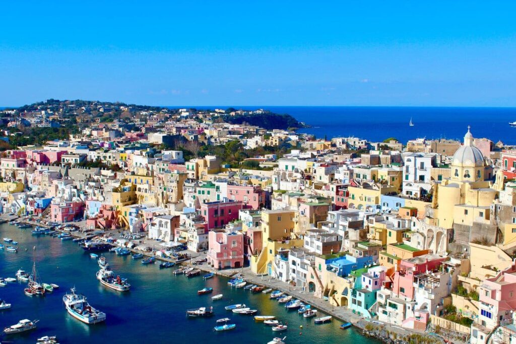 Spalvingi Procidos salos namai Italijoje